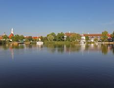 Blick über den Neusiedlersee zum Seehotel Rust